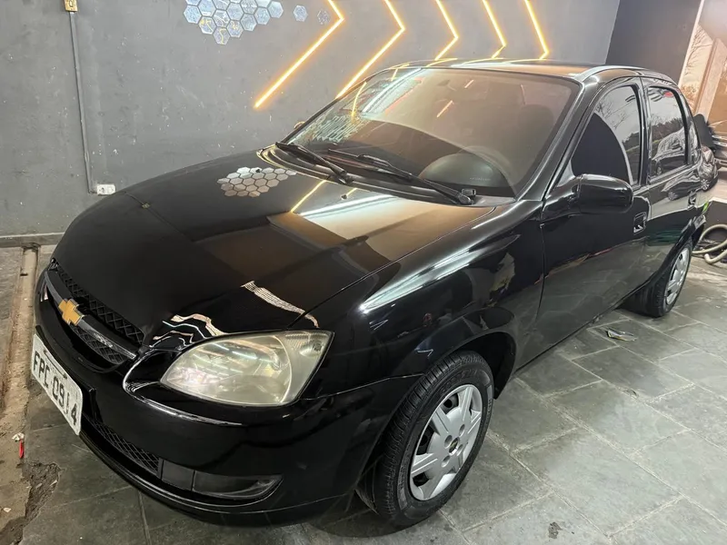 Chevrolet Classic Preto
