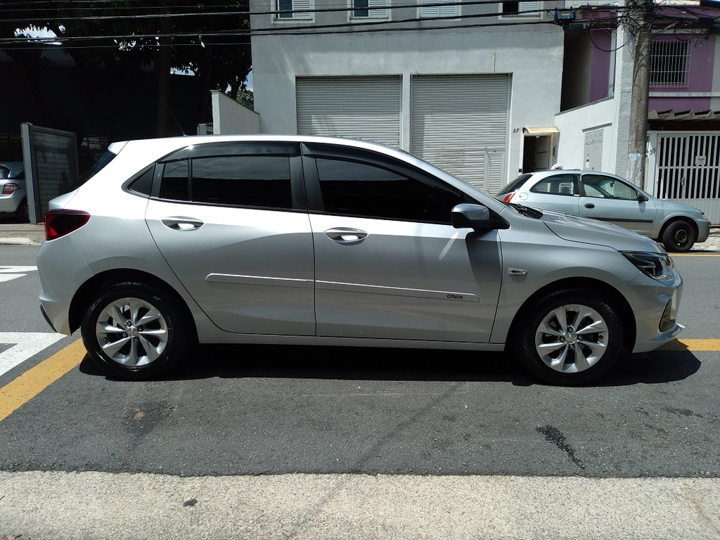 Chevrolet Onix Prata