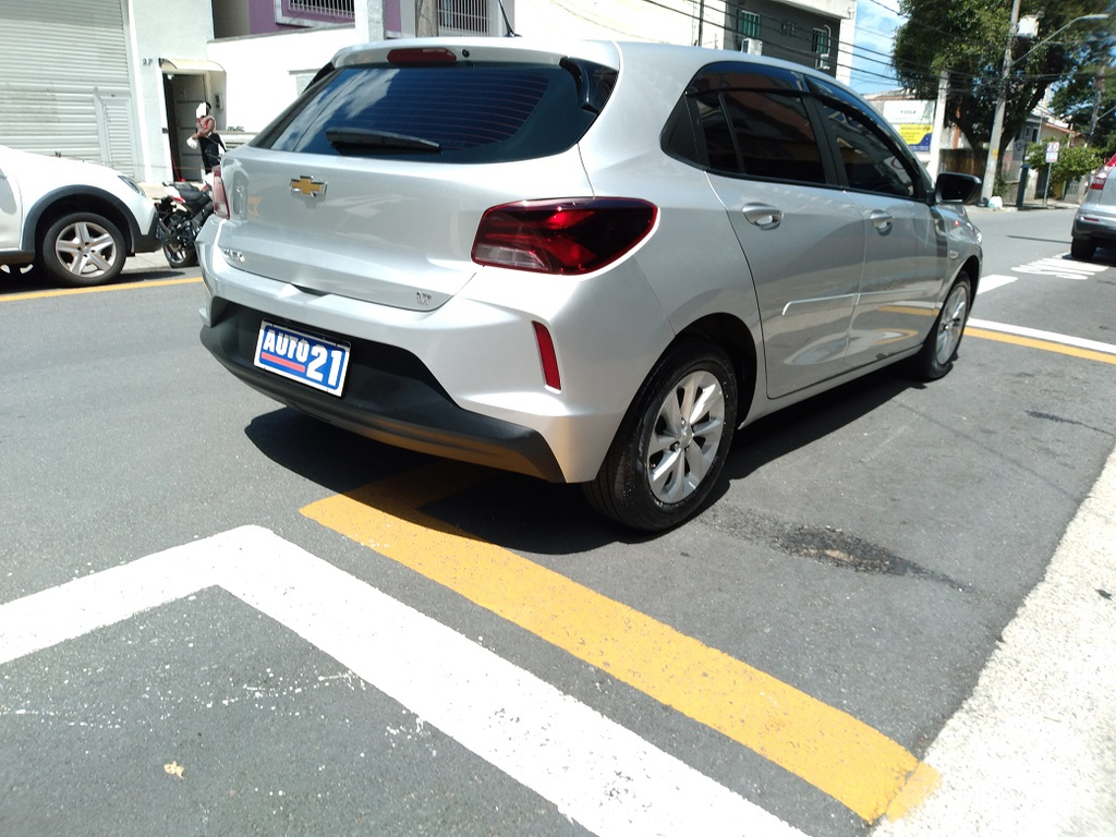 Chevrolet Onix Prata