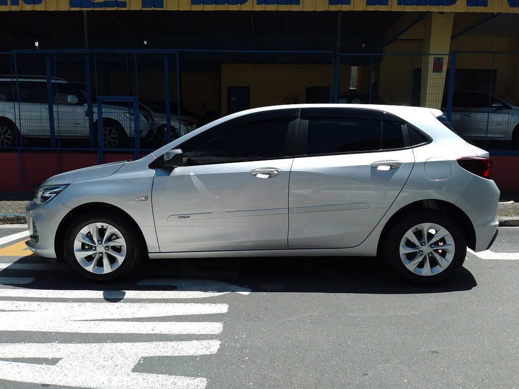 Chevrolet Onix Prata