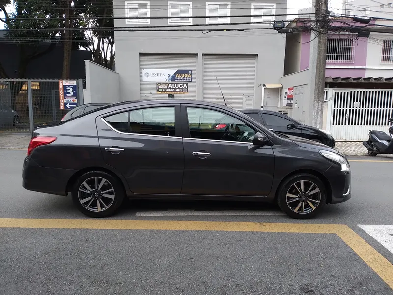 Nissan Versa Cinza