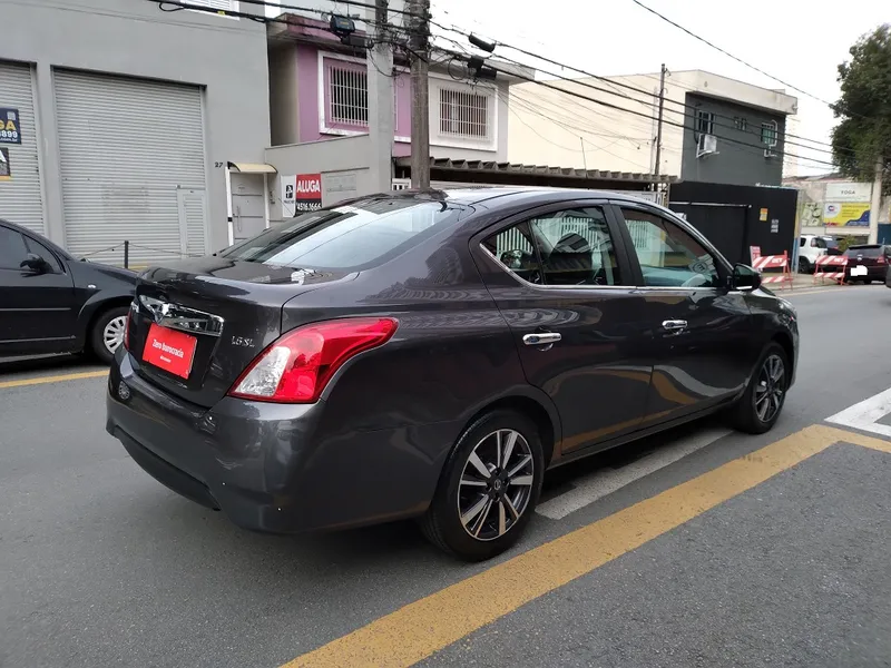 Nissan Versa Cinza