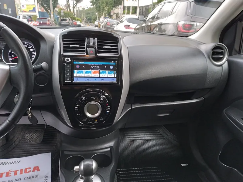 Nissan Versa Cinza