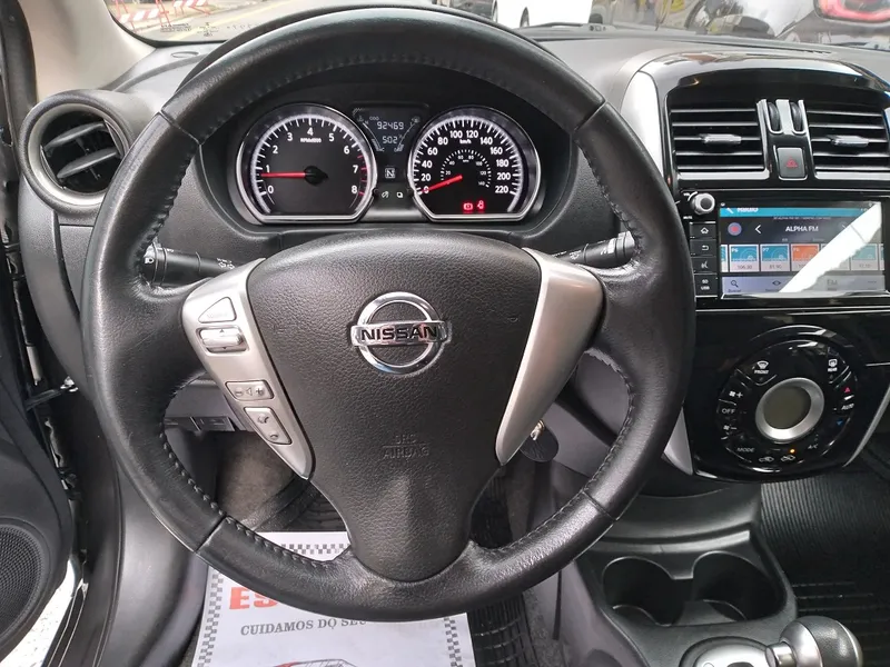 Nissan Versa Cinza