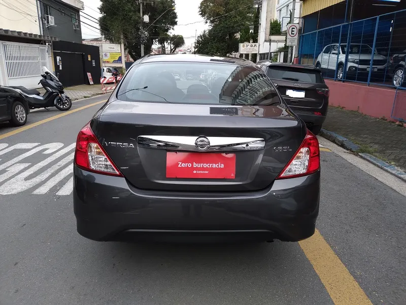 Nissan Versa Cinza