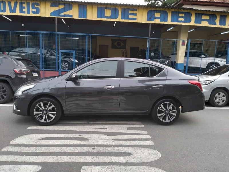 Nissan Versa Cinza