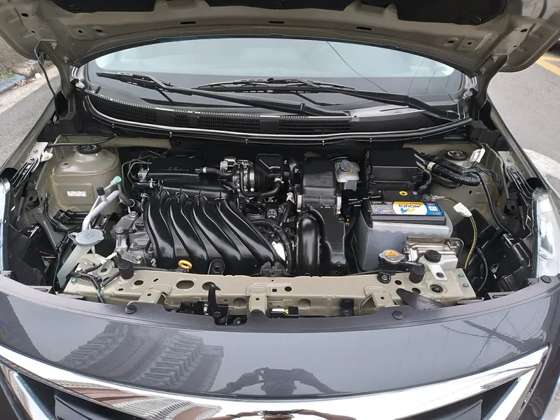 Nissan Versa Cinza
