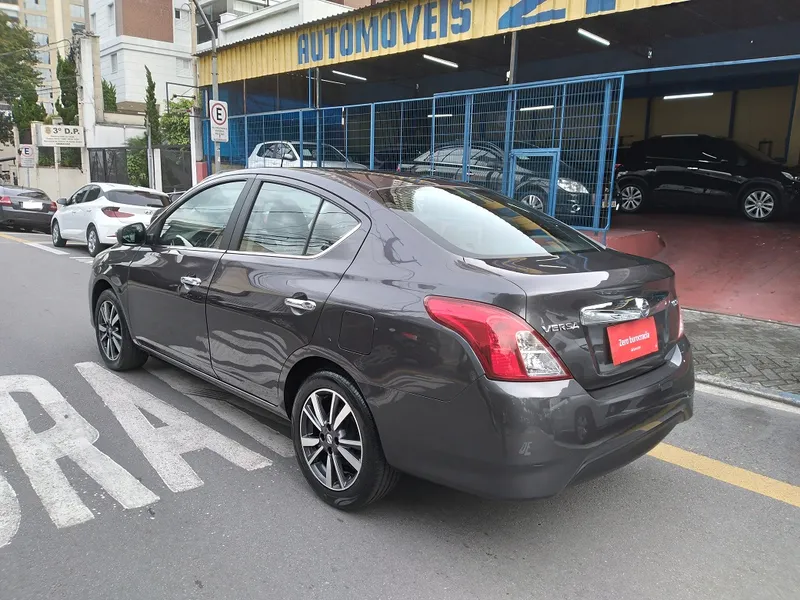 Nissan Versa Cinza