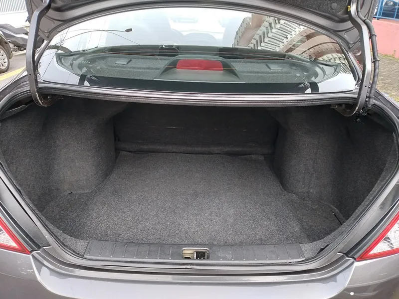 Nissan Versa Cinza
