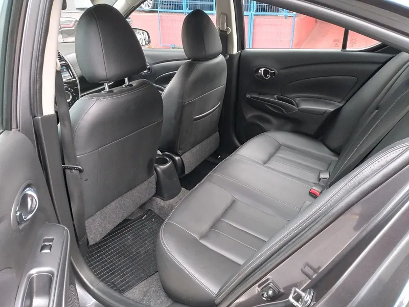 Nissan Versa Cinza