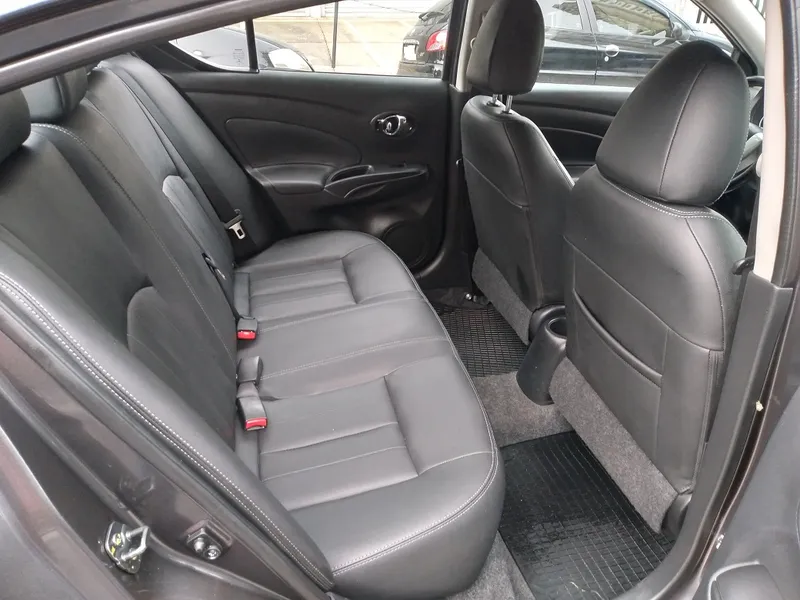 Nissan Versa Cinza