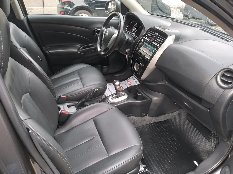 Nissan Versa Cinza