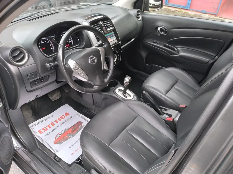 Nissan Versa Cinza
