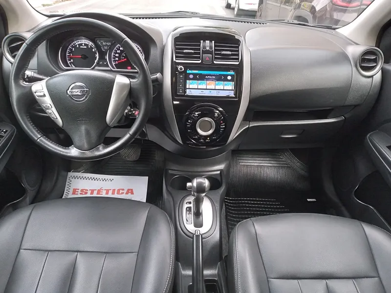 Nissan Versa Cinza