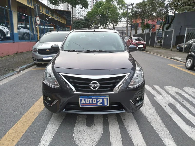 Nissan Versa Cinza