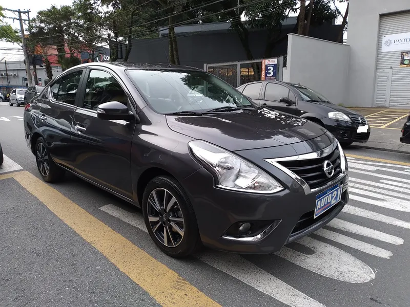 Nissan Versa Cinza
