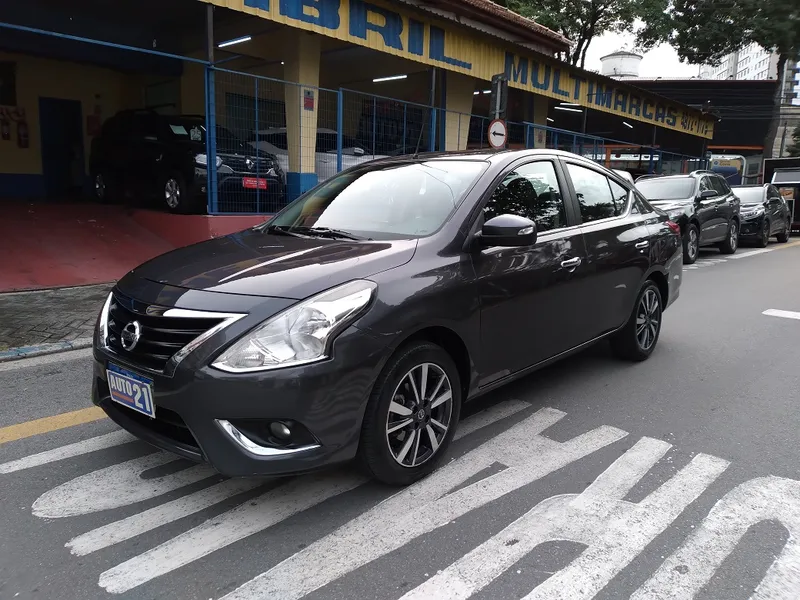 Nissan Versa Cinza