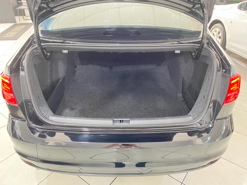 Volkswagen Jetta Preto