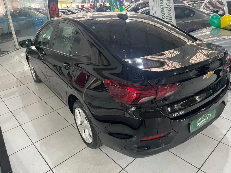 Chevrolet Onix Sedan Preto