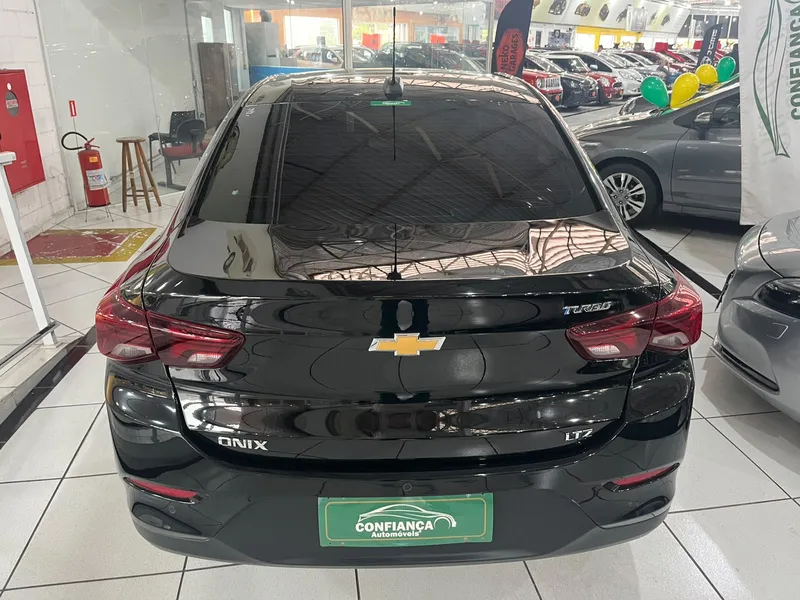 Chevrolet Onix Sedan Preto