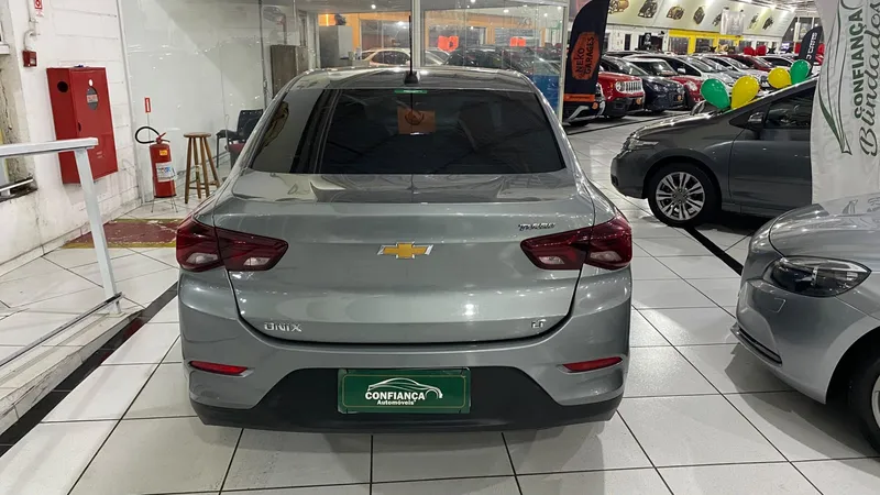 Chevrolet Onix Sedan Prata