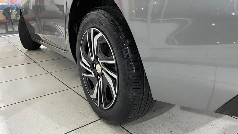 Chevrolet Onix Sedan Prata