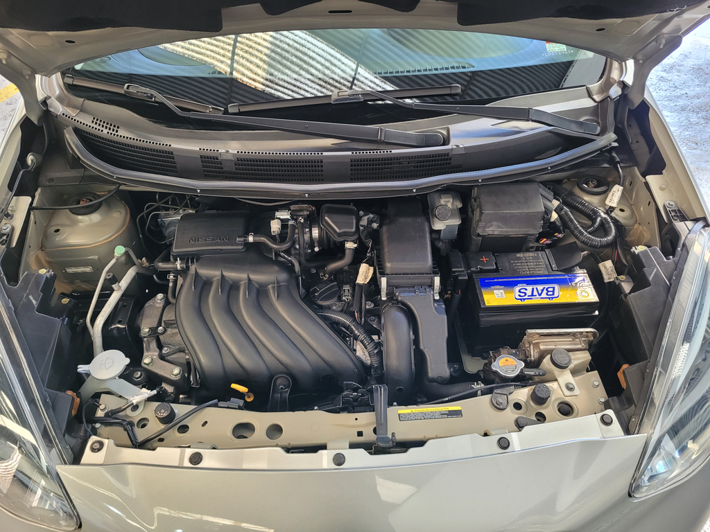 Nissan March Cinza