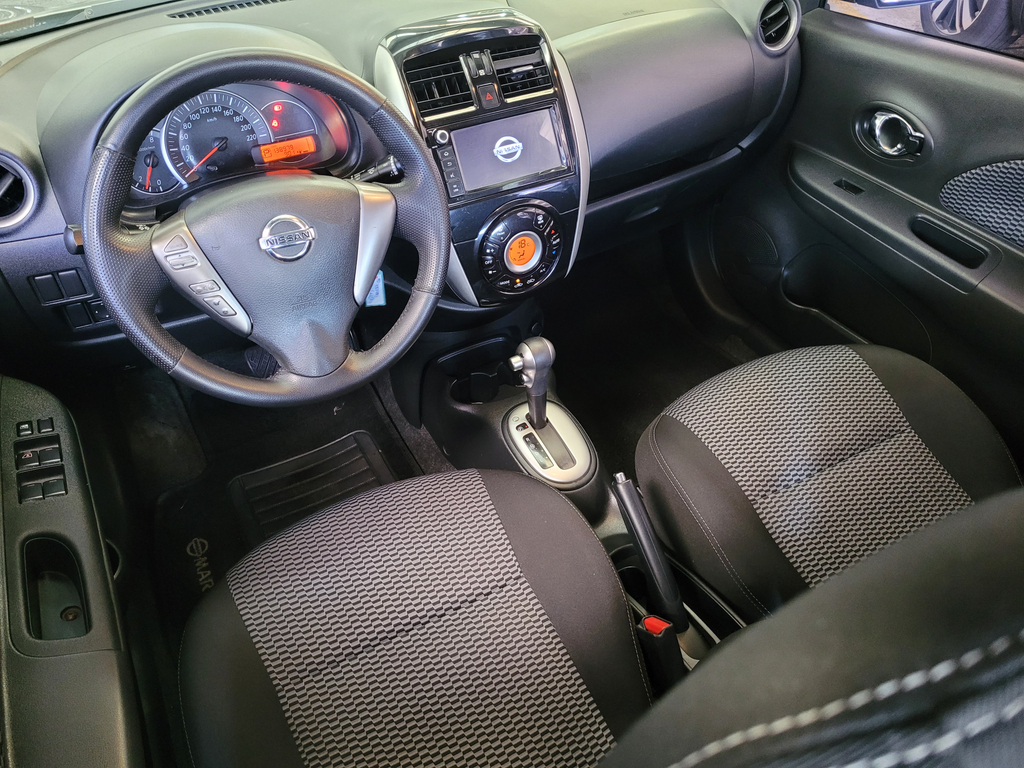 Nissan March Cinza