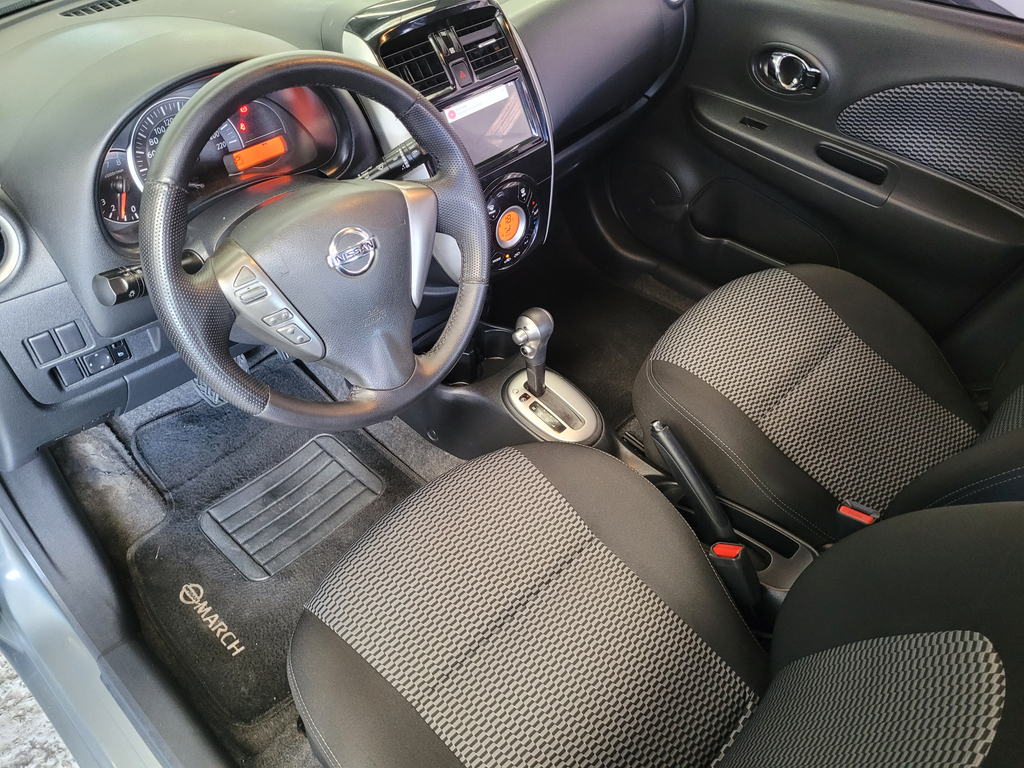 Nissan March Cinza