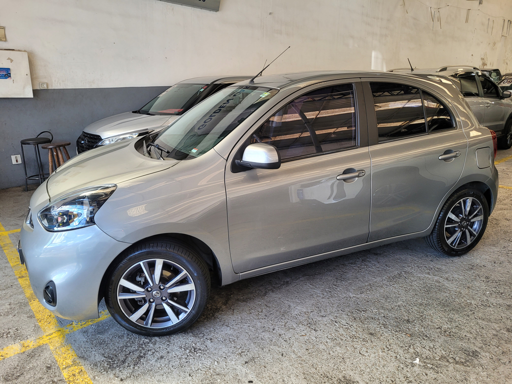 Nissan March Cinza