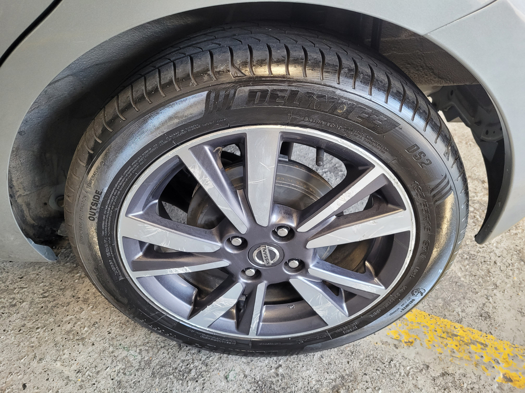 Nissan March Cinza