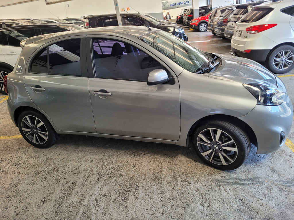 Nissan March Cinza