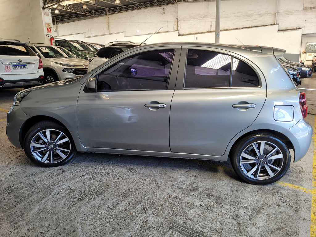 Nissan March Cinza