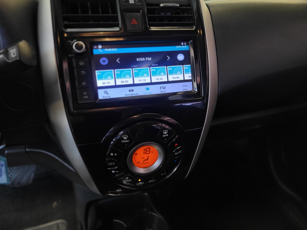 Nissan March Cinza