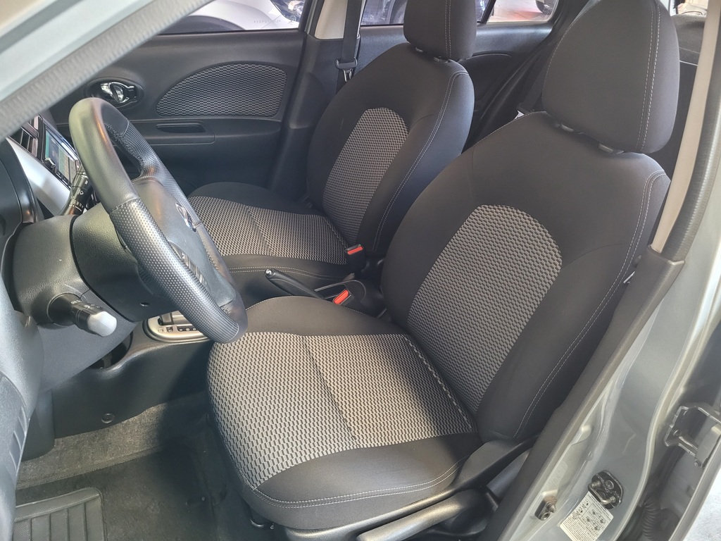 Nissan March Cinza