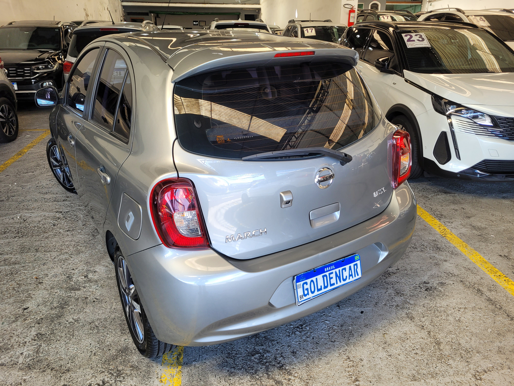 Nissan March Cinza