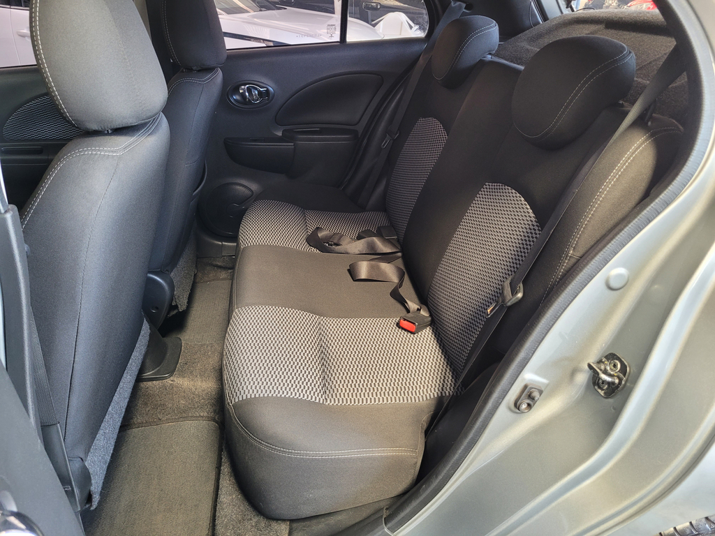 Nissan March Cinza