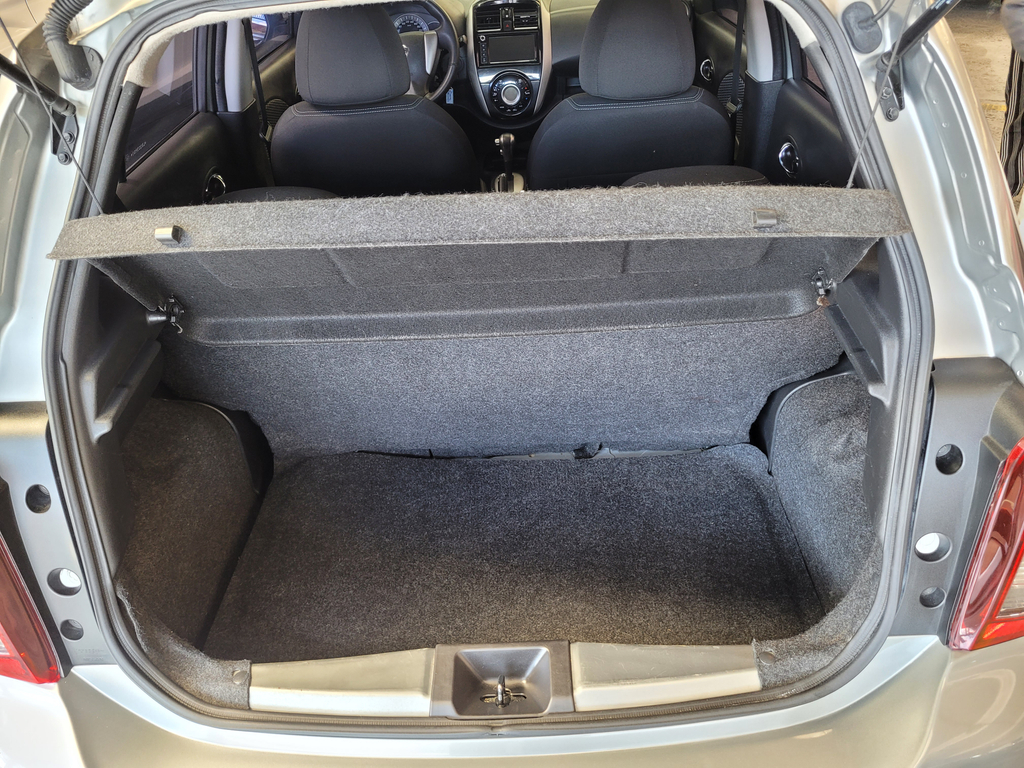 Nissan March Cinza