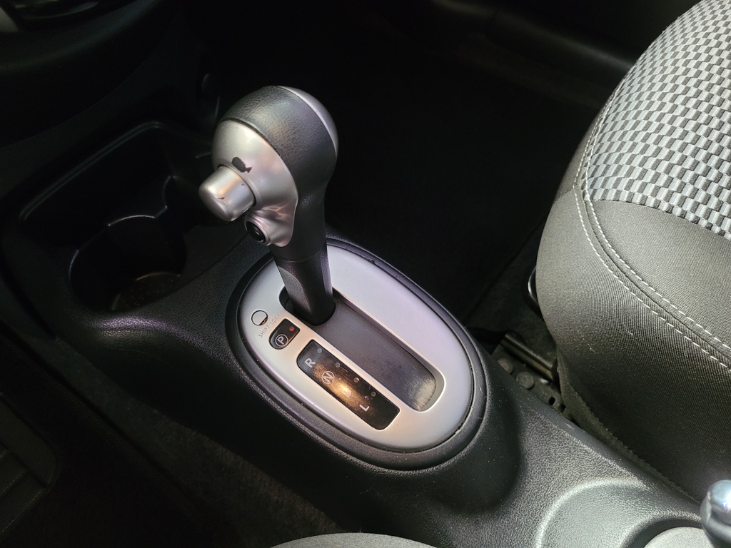 Nissan March Cinza