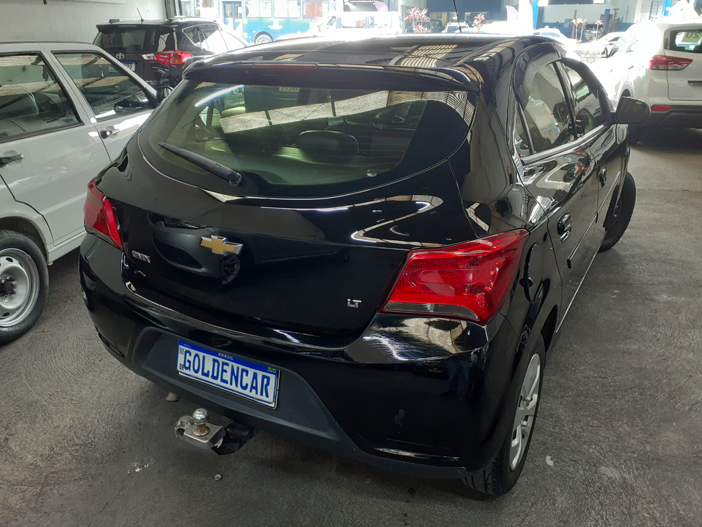Chevrolet Onix Preto