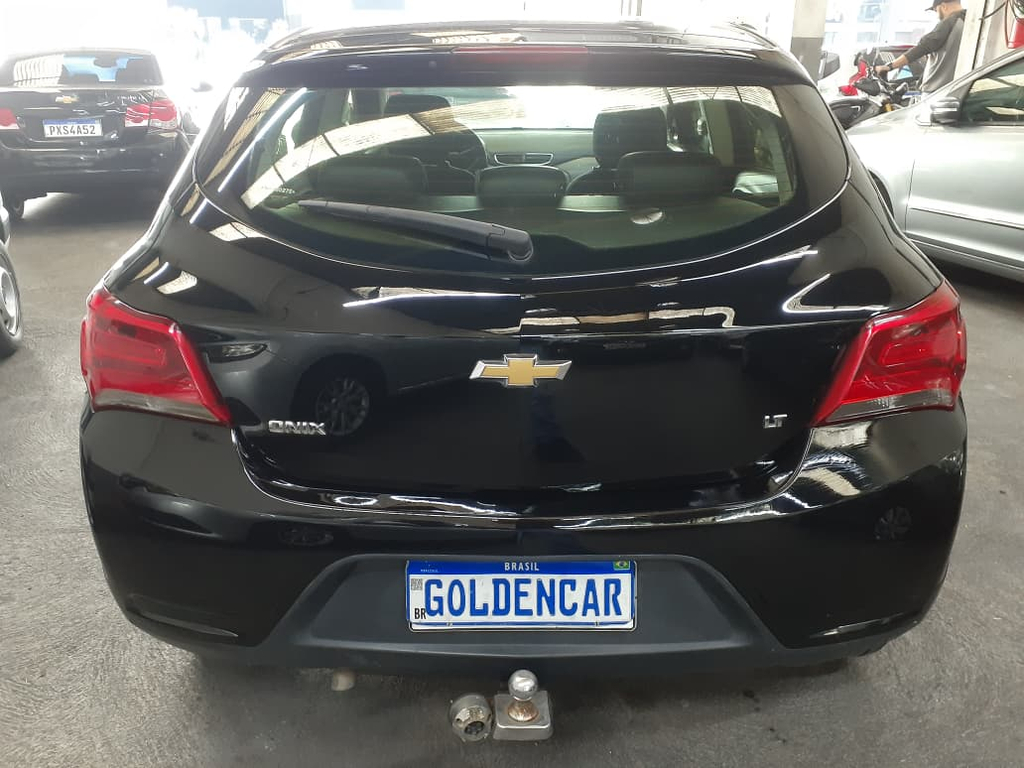 Chevrolet Onix Preto