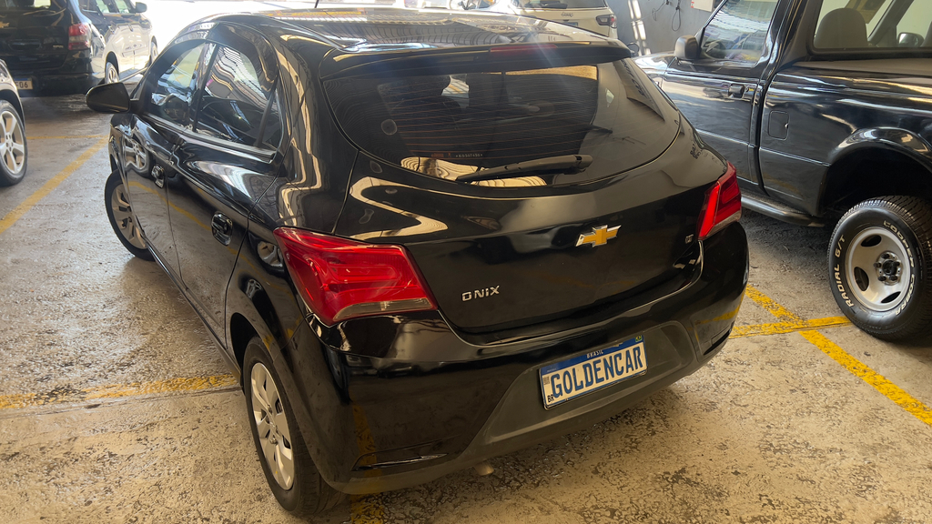 Chevrolet Onix Preto