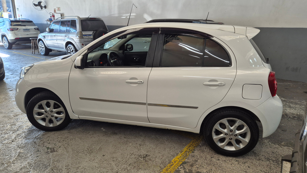 Nissan March Branco