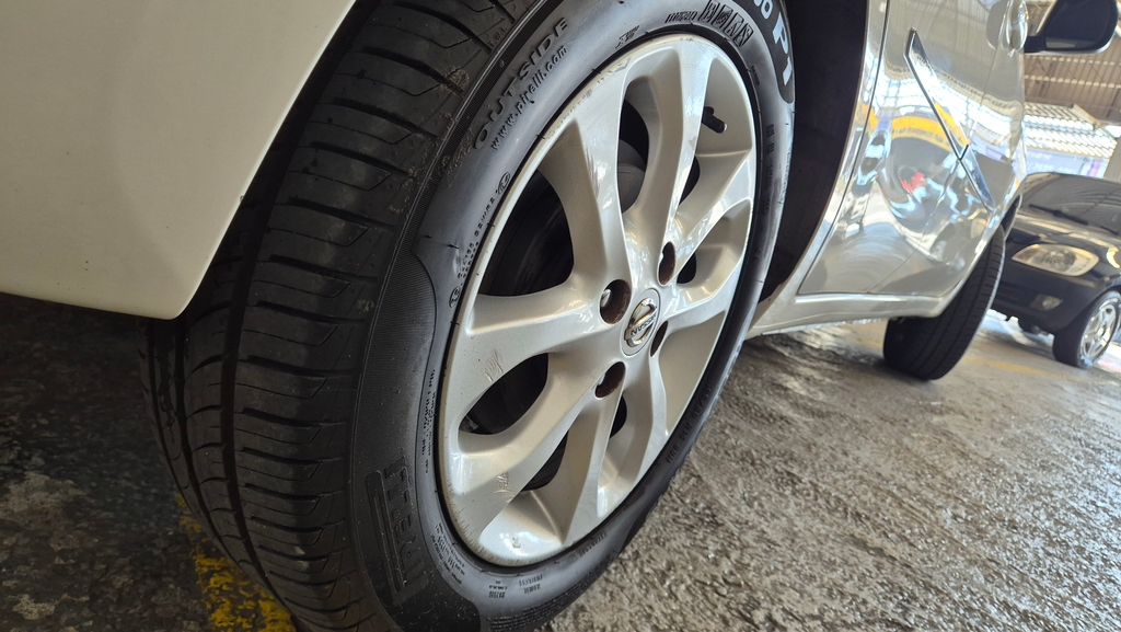 Nissan March Branco