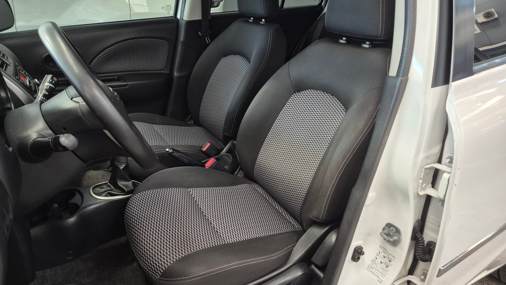 Nissan March Branco