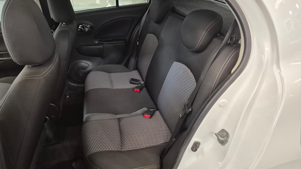 Nissan March Branco