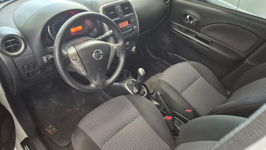 Nissan March Branco