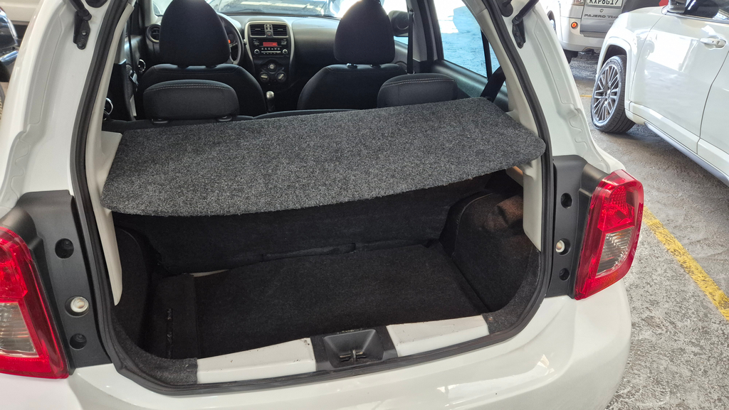 Nissan March Branco