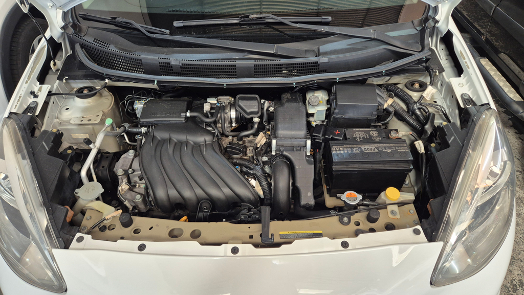 Nissan March Branco