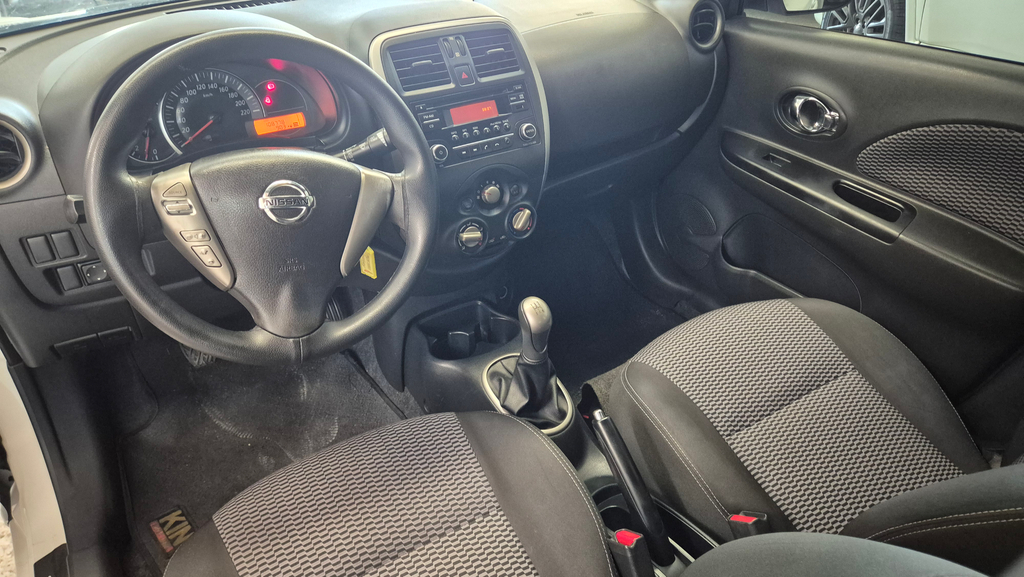 Nissan March Branco